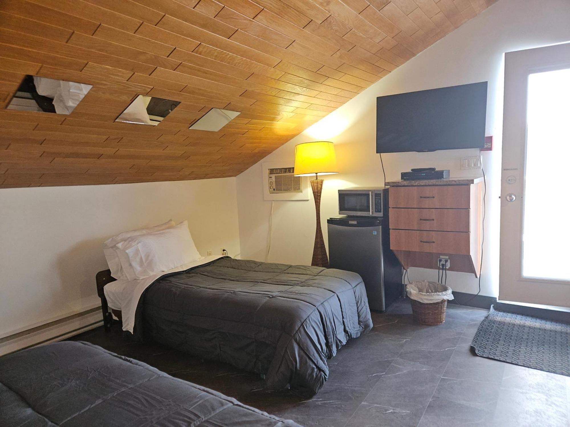Hotel Auberge St-Felicien Saint-Félicien Kültér fotó