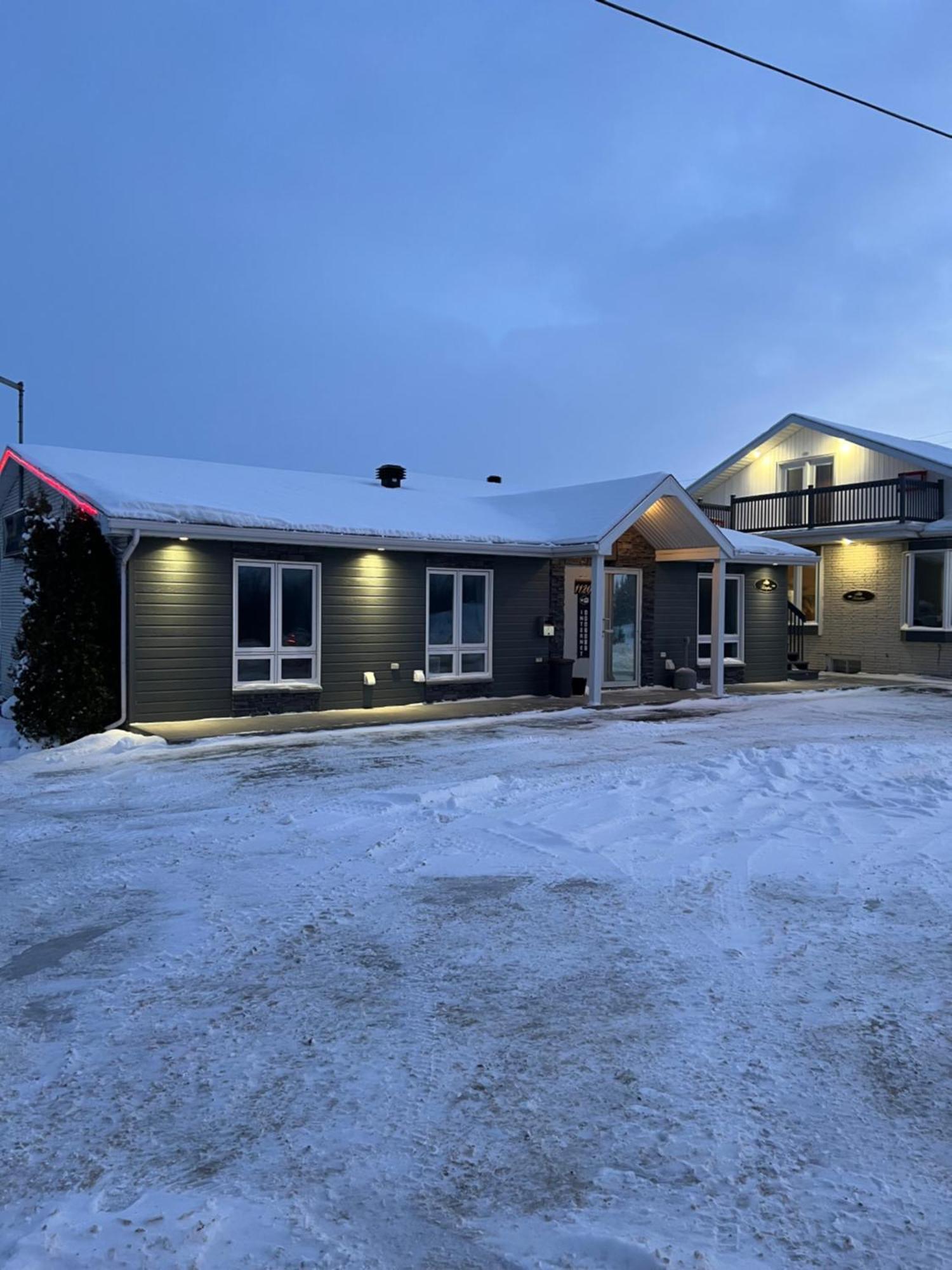 Hotel Auberge St-Felicien Saint-Félicien Kültér fotó
