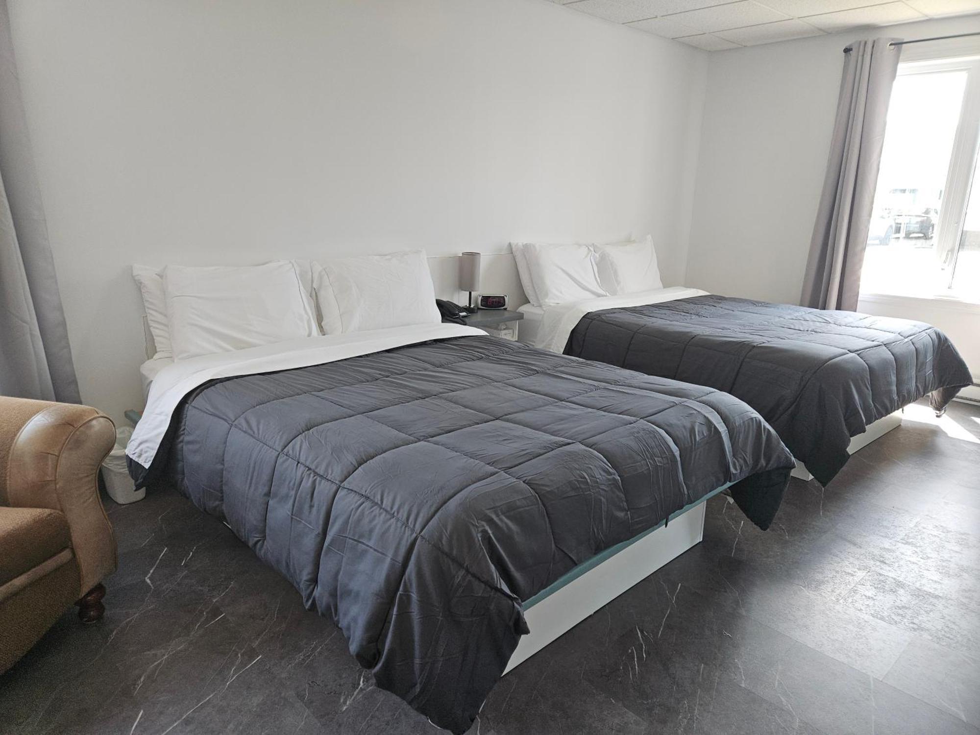 Hotel Auberge St-Felicien Saint-Félicien Kültér fotó