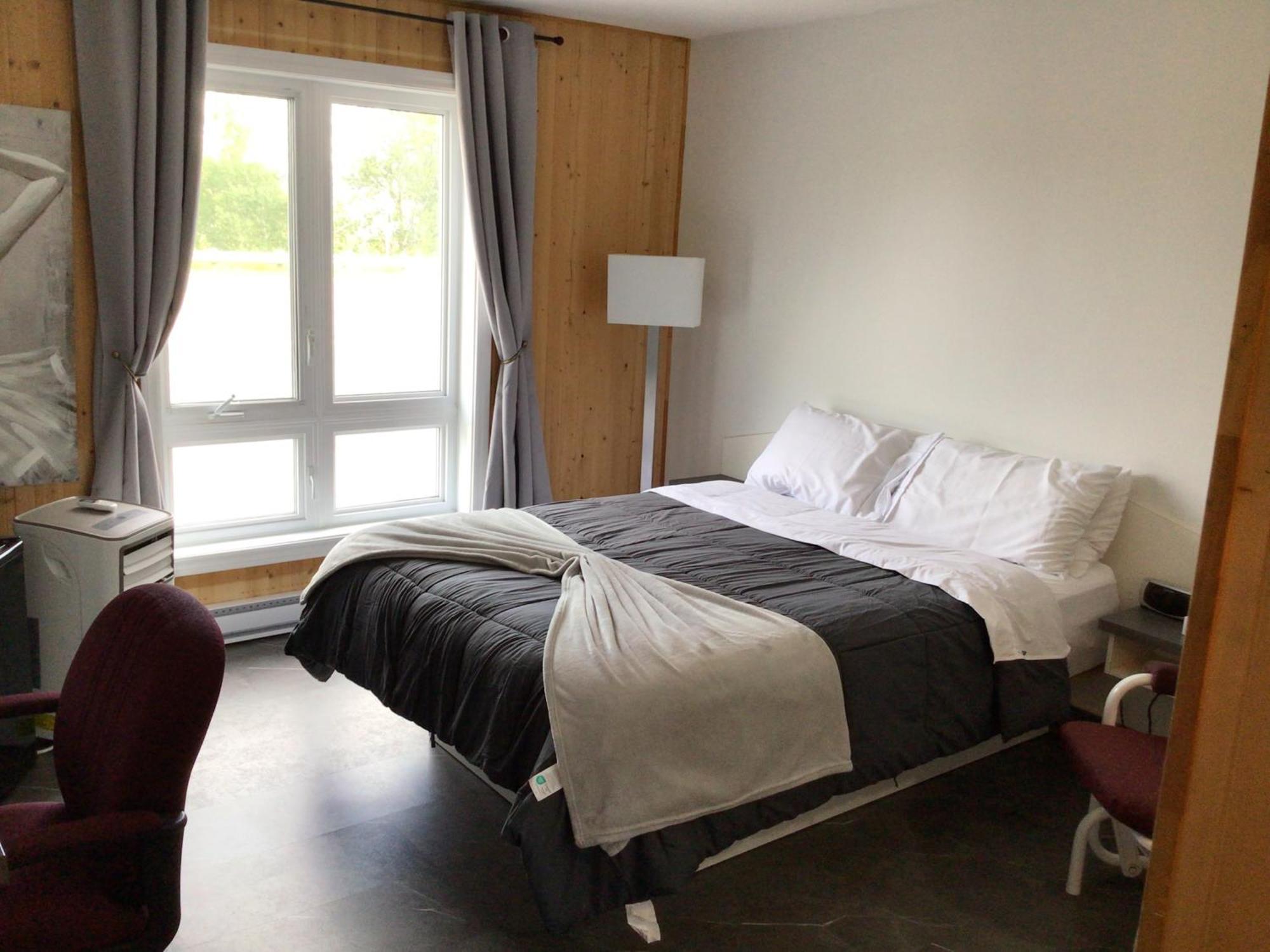 Hotel Auberge St-Felicien Saint-Félicien Kültér fotó